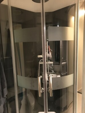 SĂšche-cheveux, serviettes fournies, savon, papier toilette