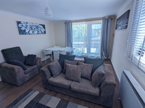 A&A Apartment Basildon with free parking 