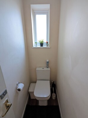 Towels, toilet paper - A&A Apartment Basildon with free parking  (Basildon)