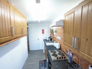 Cookware/dishes/utensils - A&A Apartment Basildon with free parking (Basildon)