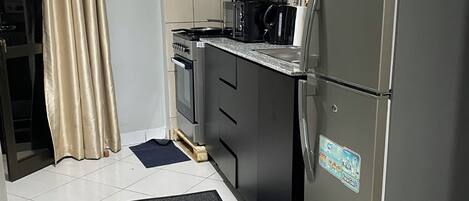 Refrigerador, microondas, horno y parrilla de estufa