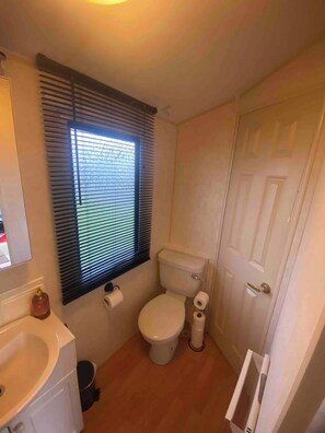 Douche, sèche-cheveux, serviettes fournies, papier toilette