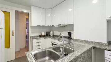 Apartemen | Dapur pribadi | Lemari es, microwave, oven, dan kursi makan untuk bayi