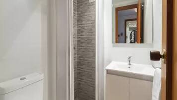 Apartment | Bathroom | Bathtub
