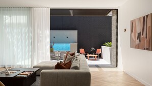 Una Smart TV, una chimenea
