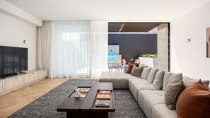 Smart TV, fireplace