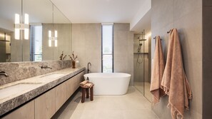 Douche, sèche-cheveux, serviettes fournies