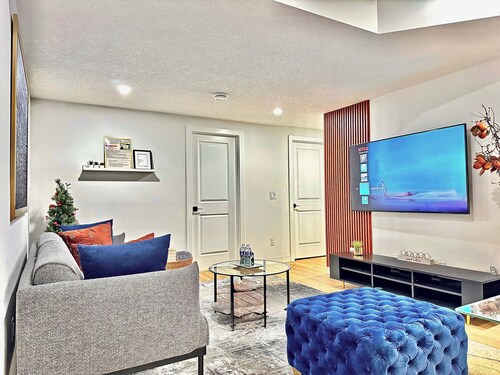 Luxury : Cozy| Modern| Clean| Spacious| easy Access to major routes in Calgary