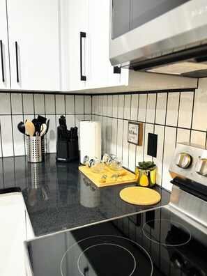 Een koelkast, een microgolfoven, een oven, een kookplaat