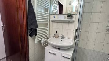 Haartrockner, Handtücher, Seife, Toilettenpapier