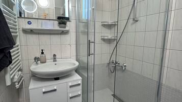 Haartrockner, Handtücher, Seife, Toilettenpapier