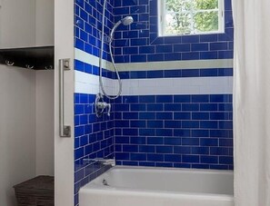 Een douche, een haardroger, handdoeken, zeep