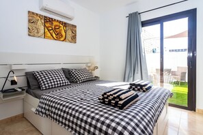 5 bedrooms, in-room safe, desk, iron/ironing board - "Vista Mare" luxury villa by the sea (Playa Blanca)