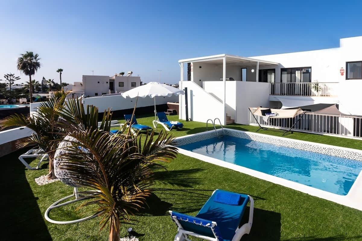 Una piscina al aire libre, una piscina climatizada