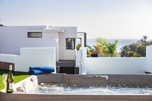 Outdoor spa tub - "Vista Mare" luxury villa by the sea (Playa Blanca)