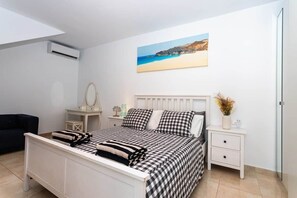 5 quartos, cofres nos quartos, escrivaninha