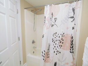 Haartrockner, Handtücher, Seife, Toilettenpapier