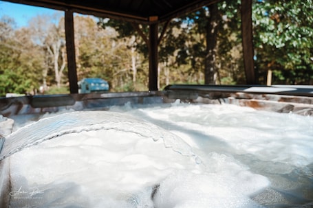Outdoor spa tub. Beautiful home near I-77/64 spilt perfect for a quick stay or West Virginia stay