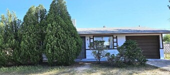 Soothing 3-bedroom house in charming mature neighborhood  in Benson