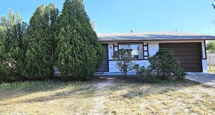 Soothing 3-bedroom house in charming mature neighborhood in Benson