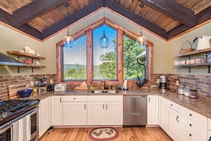 冷蔵庫、電子レンジ、オーブン、コンロ