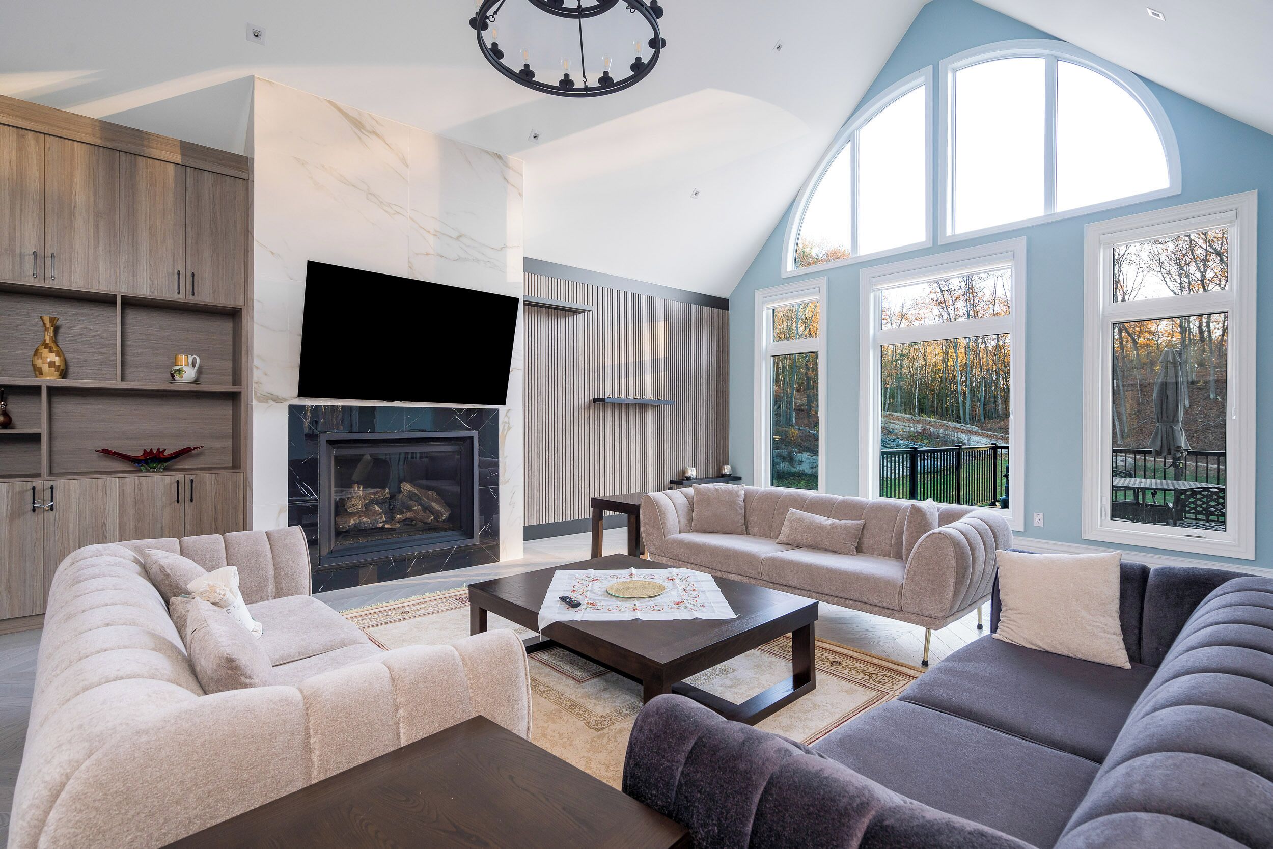 スマートテレビ、暖炉、テーブルサッカー台、卓球台