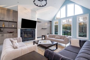 Smart TV, lareira, pebolim, mesa de pingue-pongue