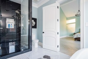 Douche, baignoire à jets, sèche-cheveux, serviettes fournies