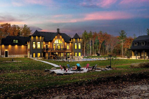 *NEW* Breathtaking Estate in Tiny | Hot tub | Pool | Sleeps 22+ | Beach Nearby