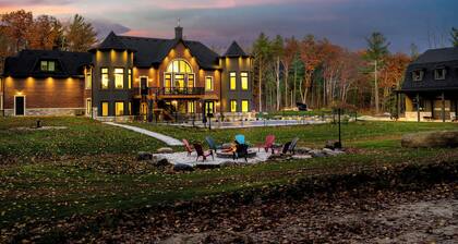 *NEW* Breathtaking Estate in Tiny | Hot tub | Pool | Sleeps 22+ | Beach Nearby