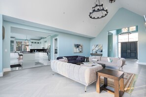 Smart TV, lareira, pebolim, mesa de pingue-pongue