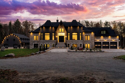 *NEW* Breathtaking Estate in Tiny | Hot tub | Pool | Sleeps 22+ | Beach Nearby