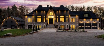 *NEW* Breathtaking Estate in Tiny | Hot tub | Pool | Sleeps 22+ | Beach Nearby