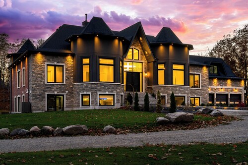 *NEW* Breathtaking Estate in Tiny | Hot tub | Pool | Sleeps 22+ | Beach Nearby