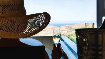 Luxury Room, Hot Tub, Partial Sea View | Tilam berlapik, peti besi dalam bilik, kalis bunyi