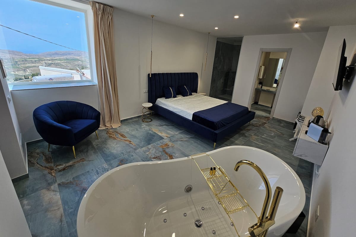 Romantic Room, Hot Tub | Pillowtop beds, in-room safe, soundproofing, iron/ironing board