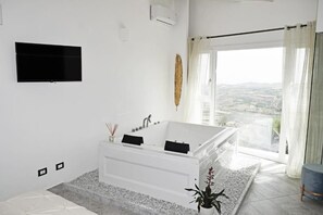 Luksushuone, poreamme, osittainen merinäköala | Pillowtop-patjalliset sängyt, tallelokero huoneessa, äänieristys