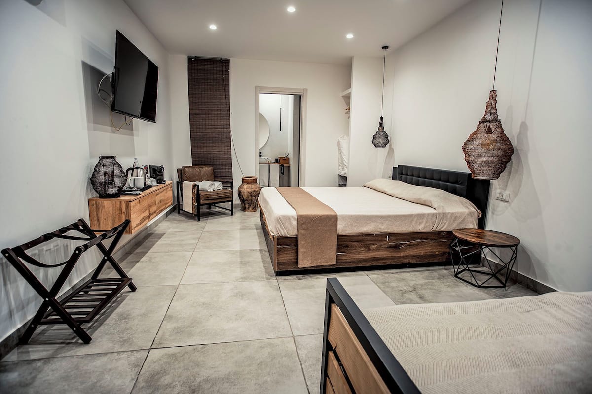 Deluxe Triple Room | Pillowtop beds, in-room safe, soundproofing, iron/ironing board