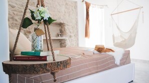 Habitación Deluxe, vista parcial al mar | Camas con pillow-top y caja de seguridad en la habitación 