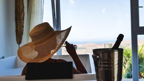 Habitación de lujo, hidromasaje, vista parcial al mar | Camas con pillow-top y caja de seguridad en la habitación 