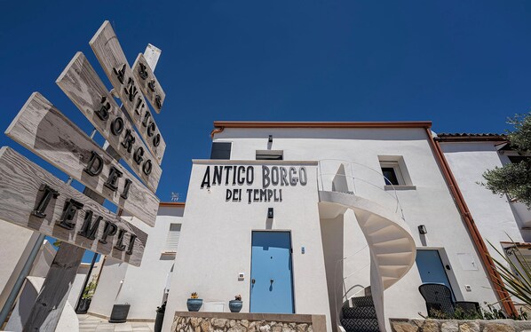 A building with the sign "ANTICO BORGO DEI TEMPLI" and wooden signposts with text. - Antico borgo dei templi (Agrigento)