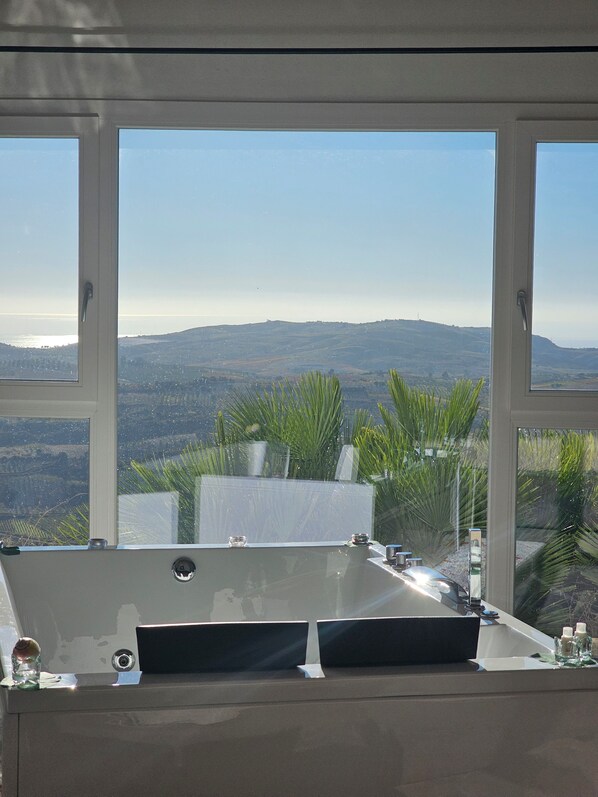 Luksushuone, poreamme, osittainen merinäköala | Pillowtop-patjalliset sängyt, tallelokero huoneessa, äänieristys