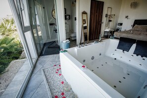Luxury Room, Hot Tub, Partial Sea View | Pillowtop beds, in-room safe, soundproofing, iron/ironing board - Antico borgo dei templi  (Agrigento)