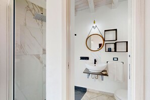 A bathroom with a marble shower, a white sink, and a mirror. - Antico borgo dei templi (Agrigento)