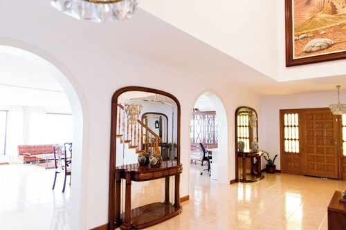 Villa with private 4bed floor level - spa facilities, heated jacuzzi & BBQ area