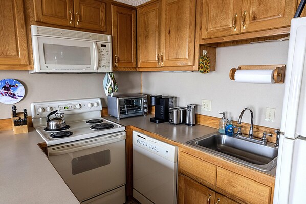 Réfrigérateur, micro-ondes, four, plaque de cuisson