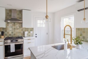 Fridge, microwave, oven, stovetop - Whole Modern House on Trestle Trail (Rosendale)