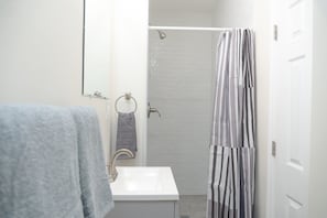 Suihku, hiustenkuivaaja, pyyhkeet