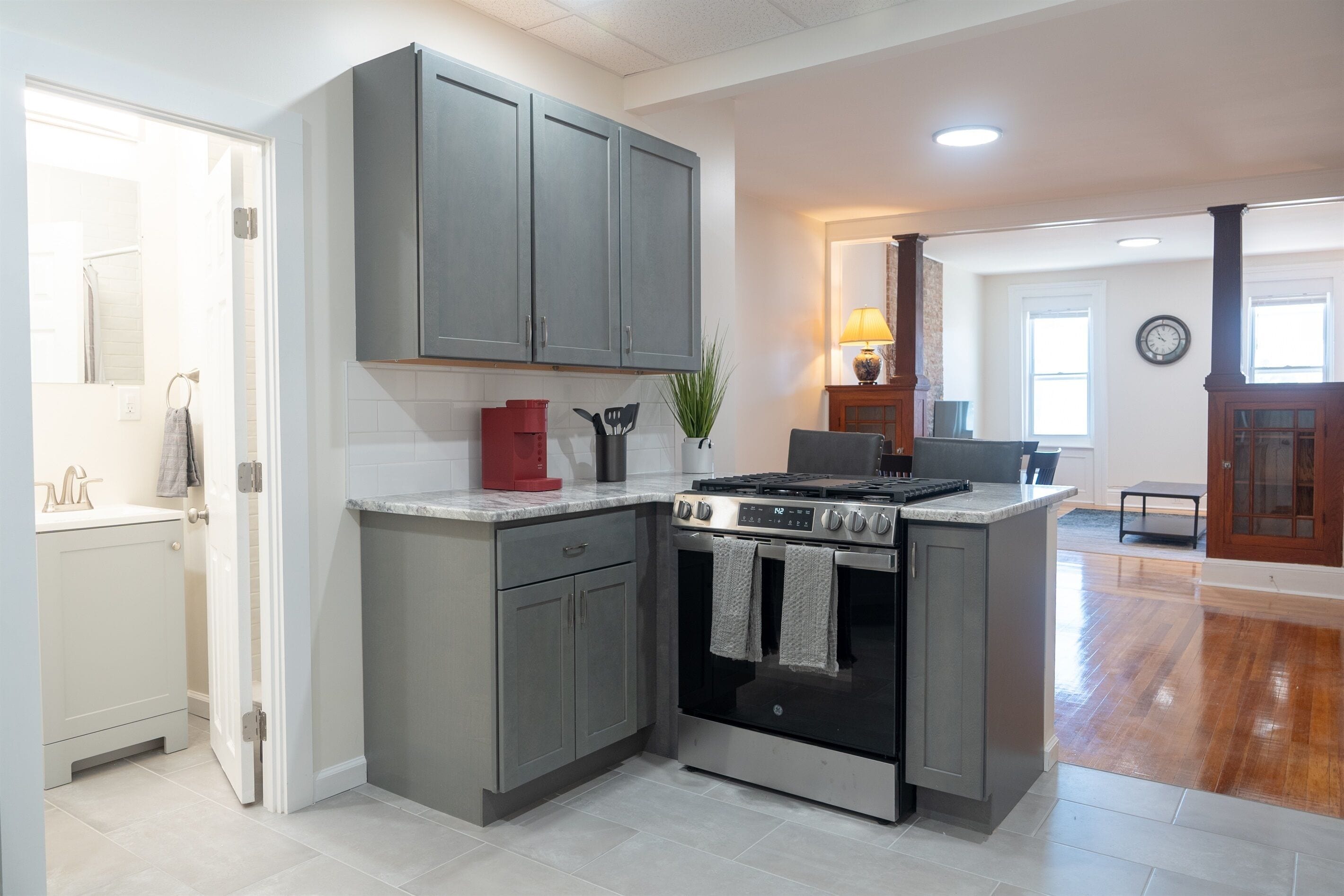 Réfrigérateur, micro-ondes, four, plaque de cuisson