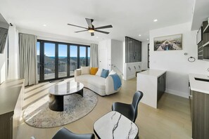 Smart TV, fireplace, stereo